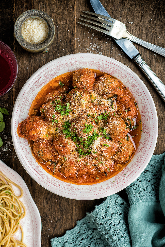 Slow Cooker Beef Meatballs in Tomato Sauce and a giveaway supergolden bakes