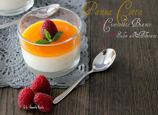 panna cotta al cioccolato bianco, salsa all'albicocca e sciroppo ai fiori di sambuco