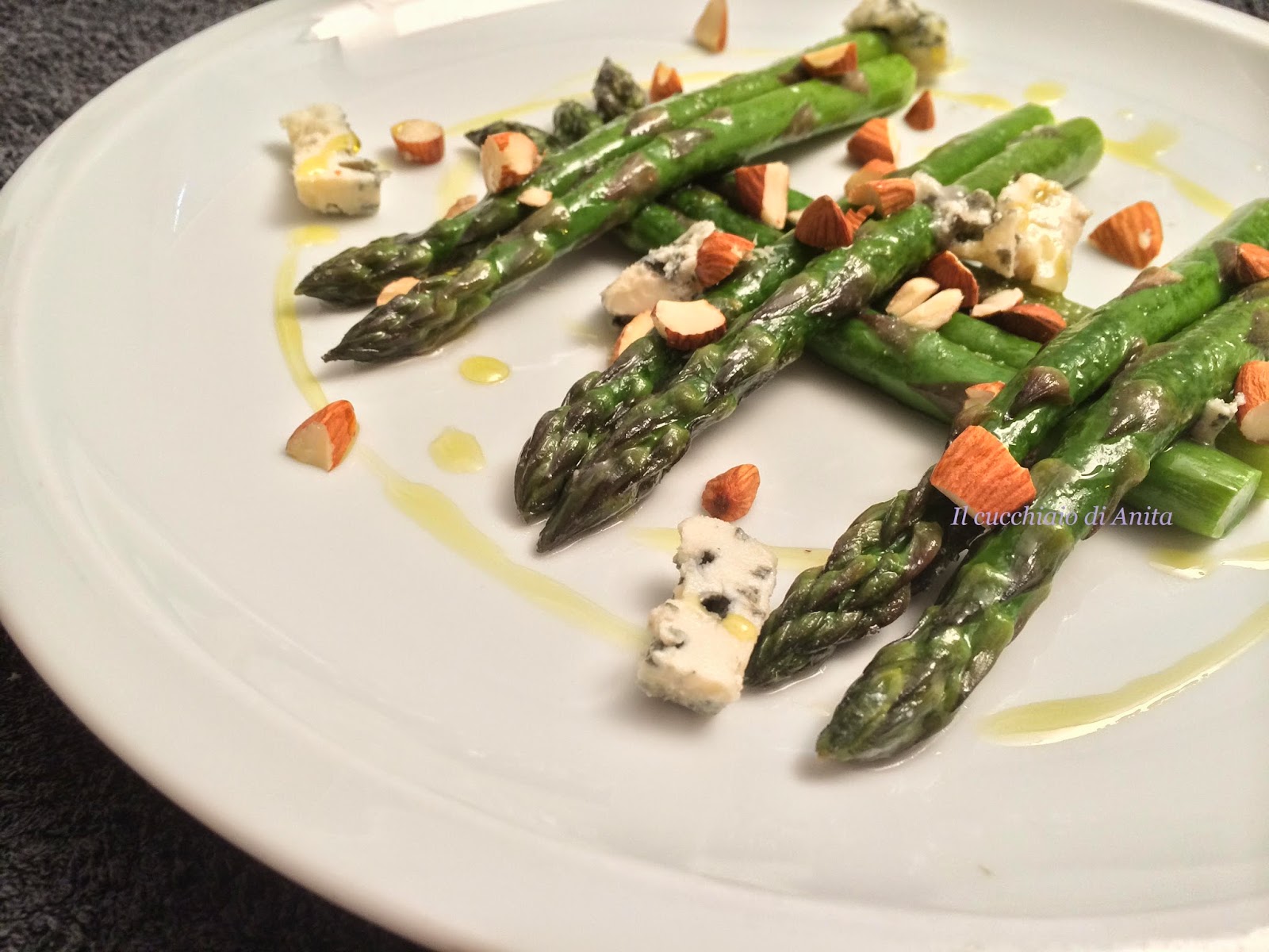 asparagi con mandorle e roquefort