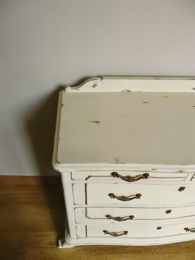 Comoda blanca restaurada