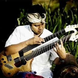Biografi I Wayan Balawan Biografi I Wayan Balawan Biodata Nama Lengkap: I Wayan Balawan Website: WayanBalawan.com Style: 8 Finger Tap Independent Tempat/Tgl Lahir: Bali, 9 Sept 1973 Kewarganegaraan: Indonesia Gitar: Stephallen Guitar Ukuran senar: 009 Pickup: Stock Ibanez V2 & V1 Amplifier: Laney Biografi I Wayan Balawan lahir di Gianyar, Bali, Indonesia pada tanggal 9 Sept 1973. Balawan mulai bermain musik sejak usia 8 tahun dan kemudian membentuk bandnya ketika masih di sekolah dasar. Balawan memainkan beberapa lagu Scorpions, Deep Purple dan Beatles. Berhubung bosan dengan musik rock, sesudah lulus sekolah Balawan pindah ke Sydney untuk belajar gitar jazz dan vokal di Australian Institute Of Music. Balawan juga memperoleh beasiswa selama 3 tahun untuk Diploma Of Music. Balawan menjadi dikenal di Sydney selama 5 tahun sampai akhirnya dia kembali ke kampung halamannya di Bali pada tahun 1997 dan kemudian membentuk band bernama Batuan Ethnic Fusion (Musik Etnis Bali yang dikombinasikan dengan musik Jazz). Album perdana Batuan Ethnic Fusion berjudul "Globalism" akhirnya dirilis. Menjadi Pengajar Berbeda dengan jenis musik jazz yang digelutinya sekarang, jenis musik maxel lebih mengarah ke poprock yang banyak menyanyika lagu-lagu dari deep purple, the beatles dan scorpions yang memang merupakan