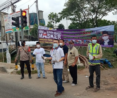 Edukasi Prokes Di Lampu Merah Rajeg, Paseba Tangerang Utara dan Manajemen Pasar Pelangi Bagikan Ribuan Masker