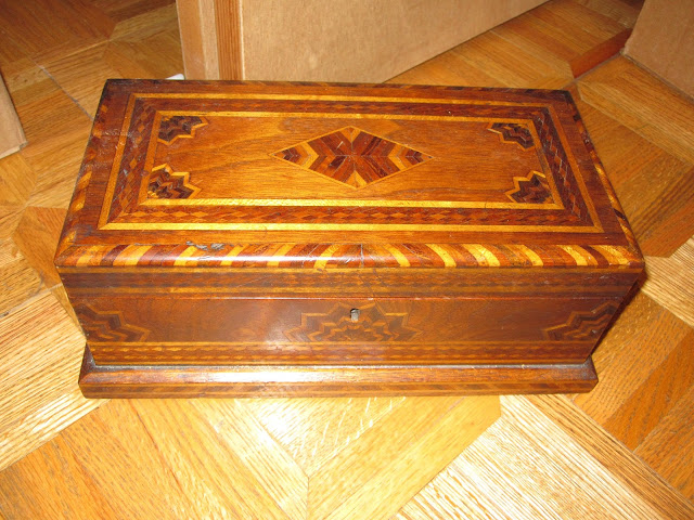 Natagpuan Ng Mag-Asawang Ito Ang Isang Box Sa Loob Ng Trap Door. Nang Buksan Nila Ito, 'Di Sila Makapaniwala Sa Laman Nito! Natagpuan Ng Mag-Asawang Ito Ang Isang Box Sa Loob Ng Trap Door. Nang Buksan Nila Ito, 'Di Sila Makapaniwala Sa Laman Nito!