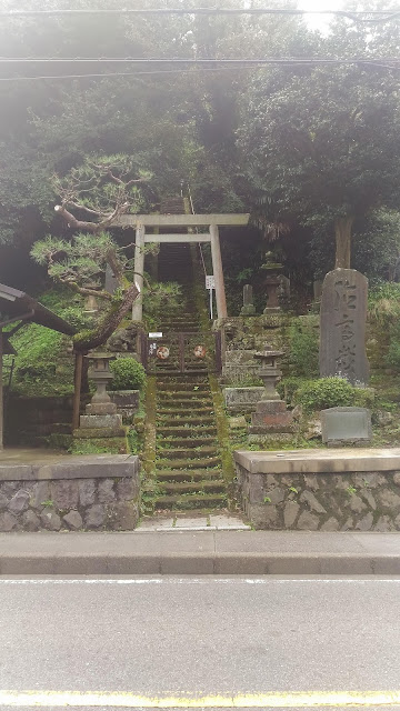 Un escalier qui doit amener sur un vieux temple