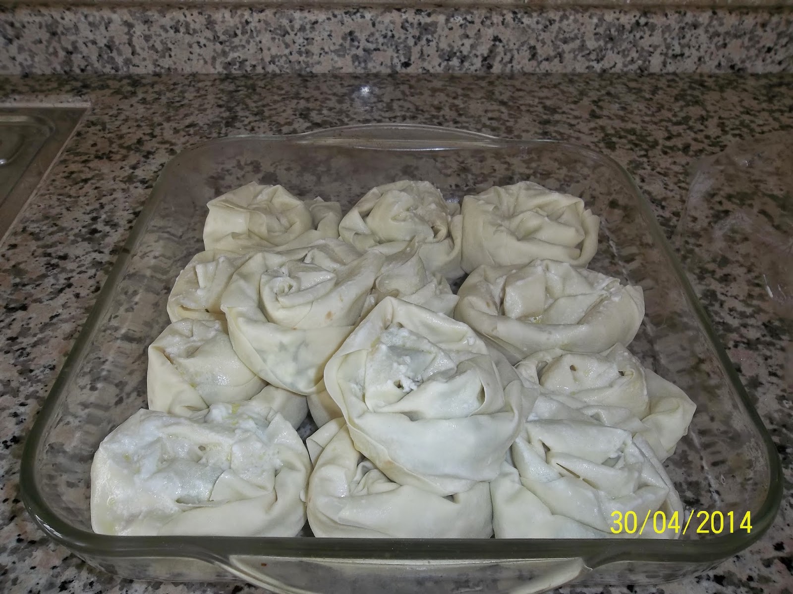 pratik yemek tarifleri MİNZİ PEYNİRLİ GÜL BÖREK