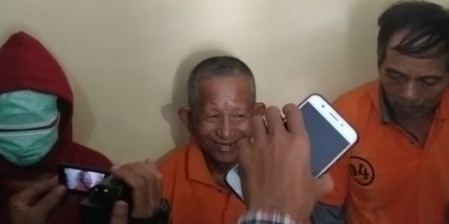 Kakek 'Legend' Ini Terkekeh Saat Ceritakan Perkosa Anak Tetangga 10 Kali Kakek 'Legend' Ini Terkekeh Saat Ceritakan Perkosa Anak Tetangga 10 Kali