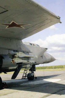 Под фюзеляжем подвешены ракеты Р 33, МиГ-31