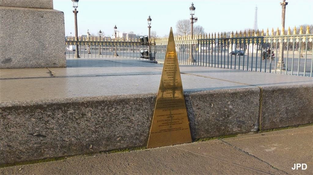 Paris-bise-art : Cadran solaire géant et plaques diverses place de la
