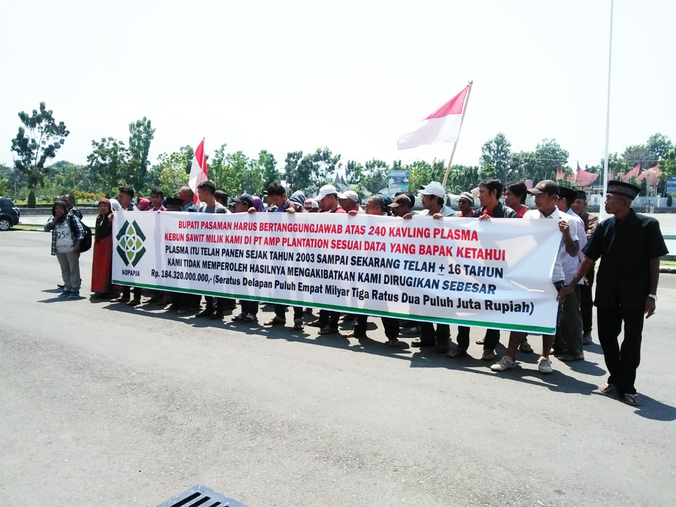 Buntut Dari Sangketa Antara Kopaja Dengan Pt Amp Puluhan Massa Duduki Kantor Bupati Pasbar