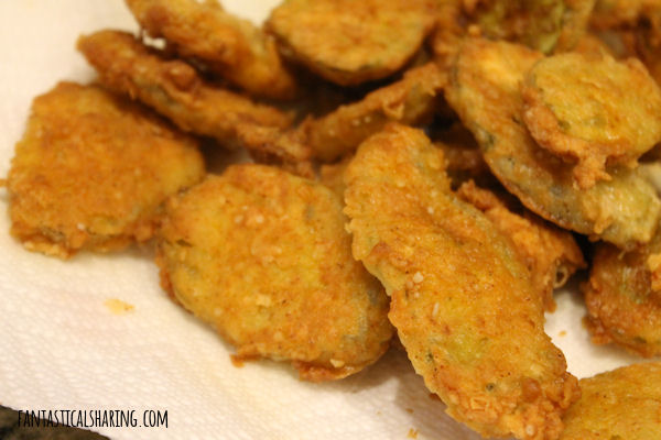 Copycat Hooter's Fried Pickles // This fried appetizer is the perfect finger food for game day! #recipe #pickles #copycat #hooters #appetizer #sundaysupper
