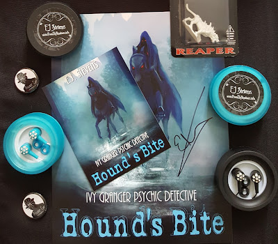 Hound's Bite Reviewer's Choice Award Giveaway Prizes