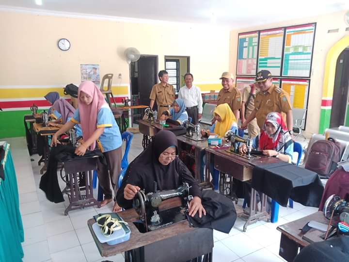 Ketua Apdesi Asahan Sujud Prayetno melihat ibu-ibu latihan menjahit. Ketua Apdesi Asahan Sujud Prayetno melihat ibu-ibu latihan menjahit.