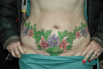 Tatuaje femenino abdomen y pelvis
