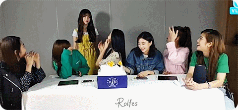 선물 증정순서에 밀려서 삐진 아린이 + 아린이의 재롱잔치 ㅋㅋㅋ.gif | 인스티즈