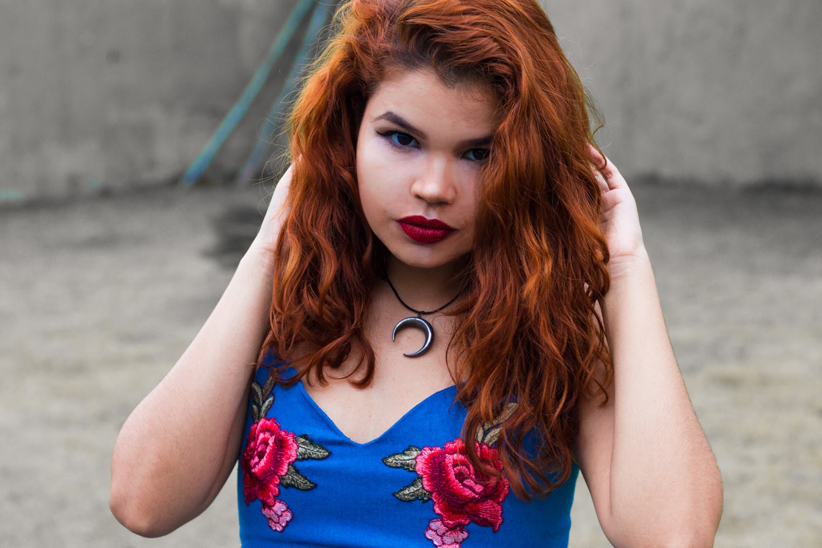 look azul, look peças da china, look blogueira ruiva ondulada, ingrid gleize, cachos, bota metalizada prata beira rio, bolsa saco de dinheiro metalizada, bomber de veludo verde look azul, look peças da china, look blogueira ruiva ondulada, ingrid gleize, cachos, bota metalizada prata beira rio, bolsa saco de dinheiro metalizada, bomber de veludo verde