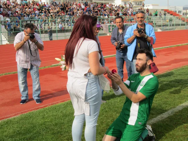 Χαλκίδα: Ποδοσφαιριστής έκανε πρόταση γάμου στο γήπεδο - «Σε παντρεύει η μαμά σου;» (ΦΩΤΟ)