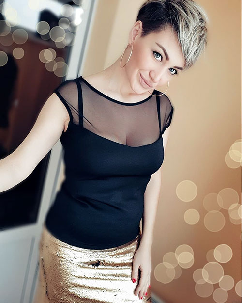pixie cut with highlights