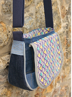 Sac à main Besace en jeans recyclés monté façon patchwork, intérieur coton ethnique coloris violet, turquoise, jaune, passepoil gris clair, deux poches en soufflet devant, biais gris clair sur le rabat, entièrement doublé pour le rendre semi-rigide, anse coton bleu marine, boucles couleur argent, surpiqures jaunes et rouge .  Dimensions : 24 x 18 x 7 cm environ.