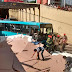 Carga de compensado cai em cima de um ônibus na Av Umberto Caderaro