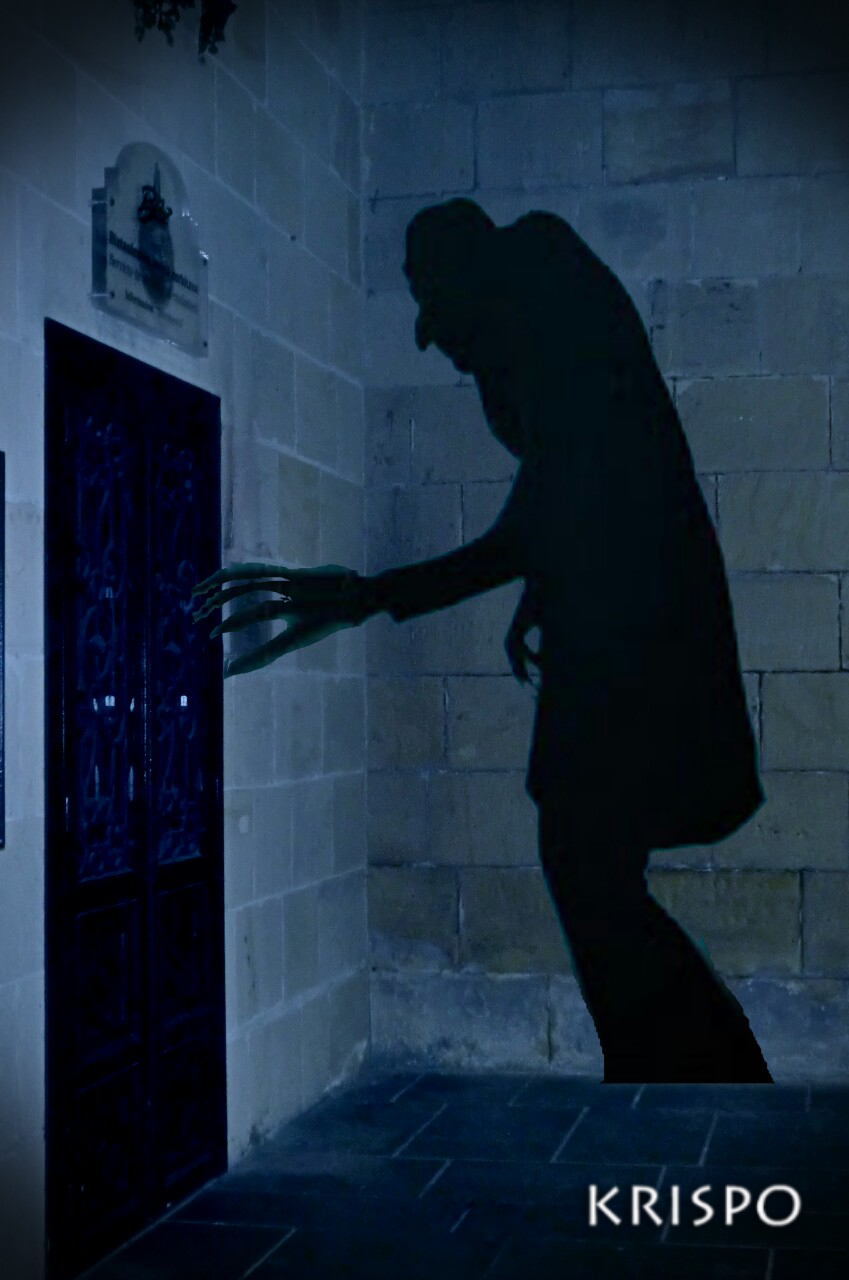 sombra de nosferatu al lado de puerta por la noche