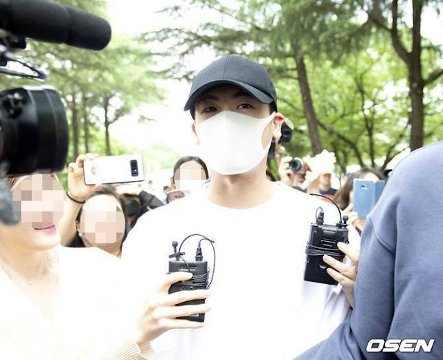 10 Potret Park Hyung Sik Mulai Menjalani Wajib Militer 10 Potret Park Hyung Sik Mulai Menjalani Wajib Militer