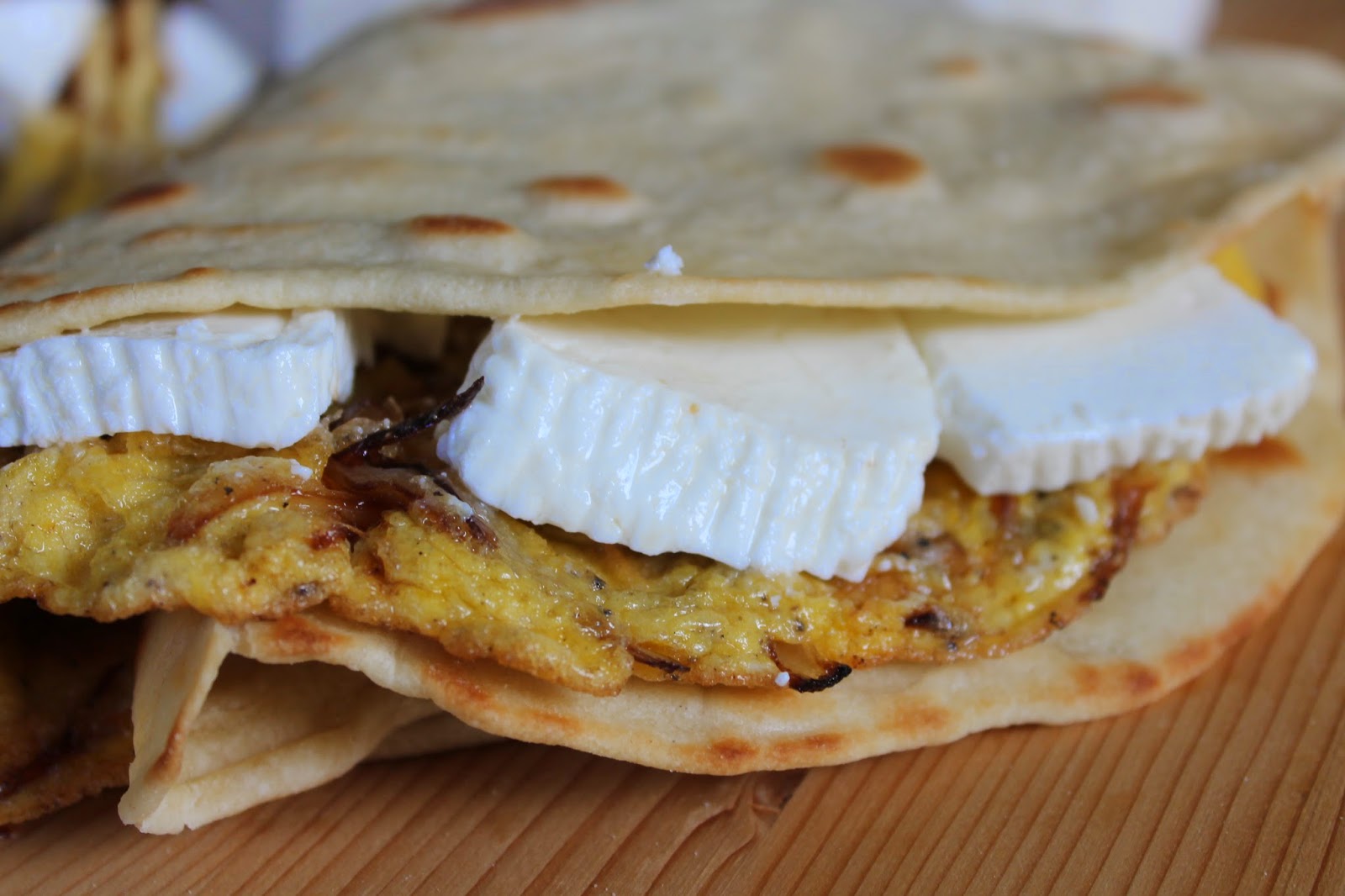 piadine: una con frittata di cipolle, l'altra con limoni caramellati