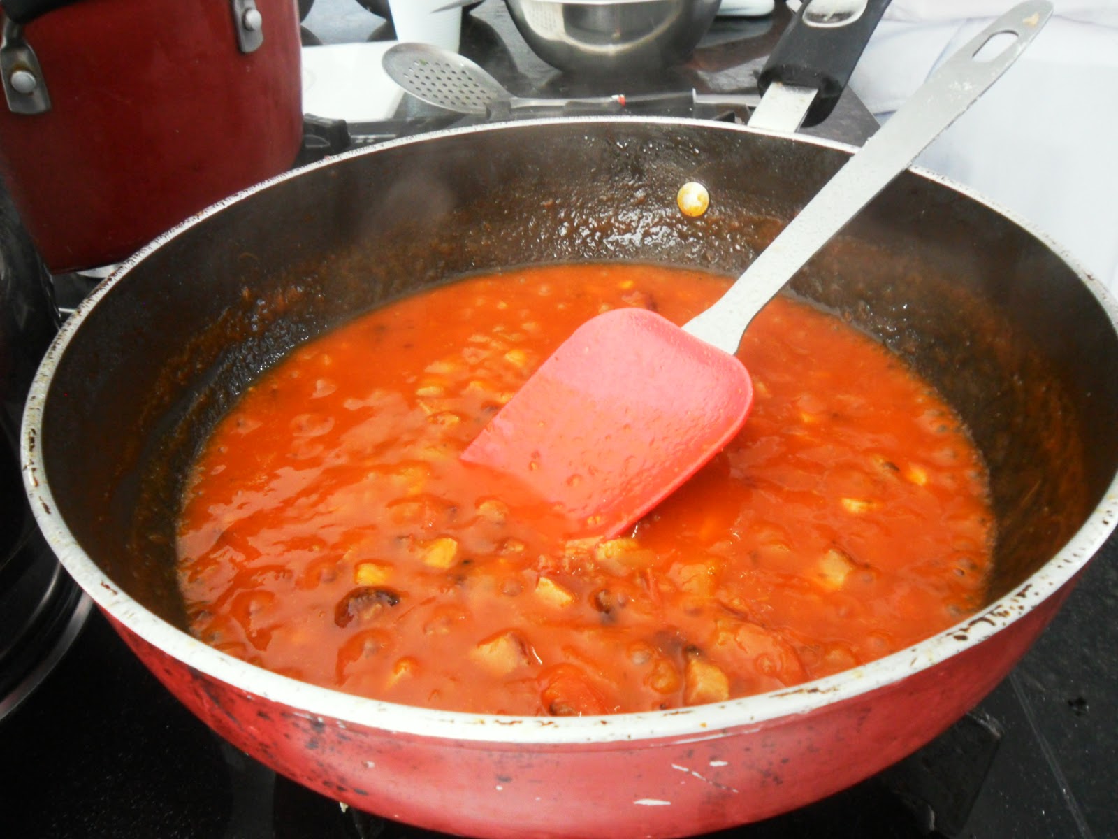 Pedaços de fígado frito com molho de tomate cebola em conserva