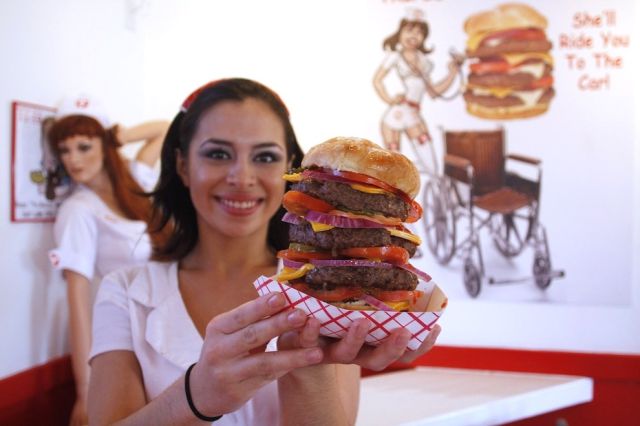 Conheça o restaurante que tem o hambúrguer que pode te dar um ataque cardíaco