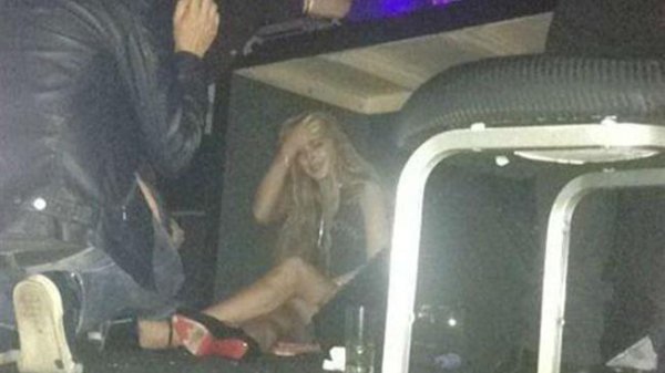 Lindsay Lohan terminó abajo de una mesa en Brasil