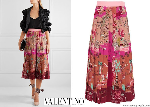CASA REAL DE DINAMARCA - Página 81 Crown-Princess-Mary-wore-Valentino-Pleated-printed-silk-crepe-de-chine-midi-skirt