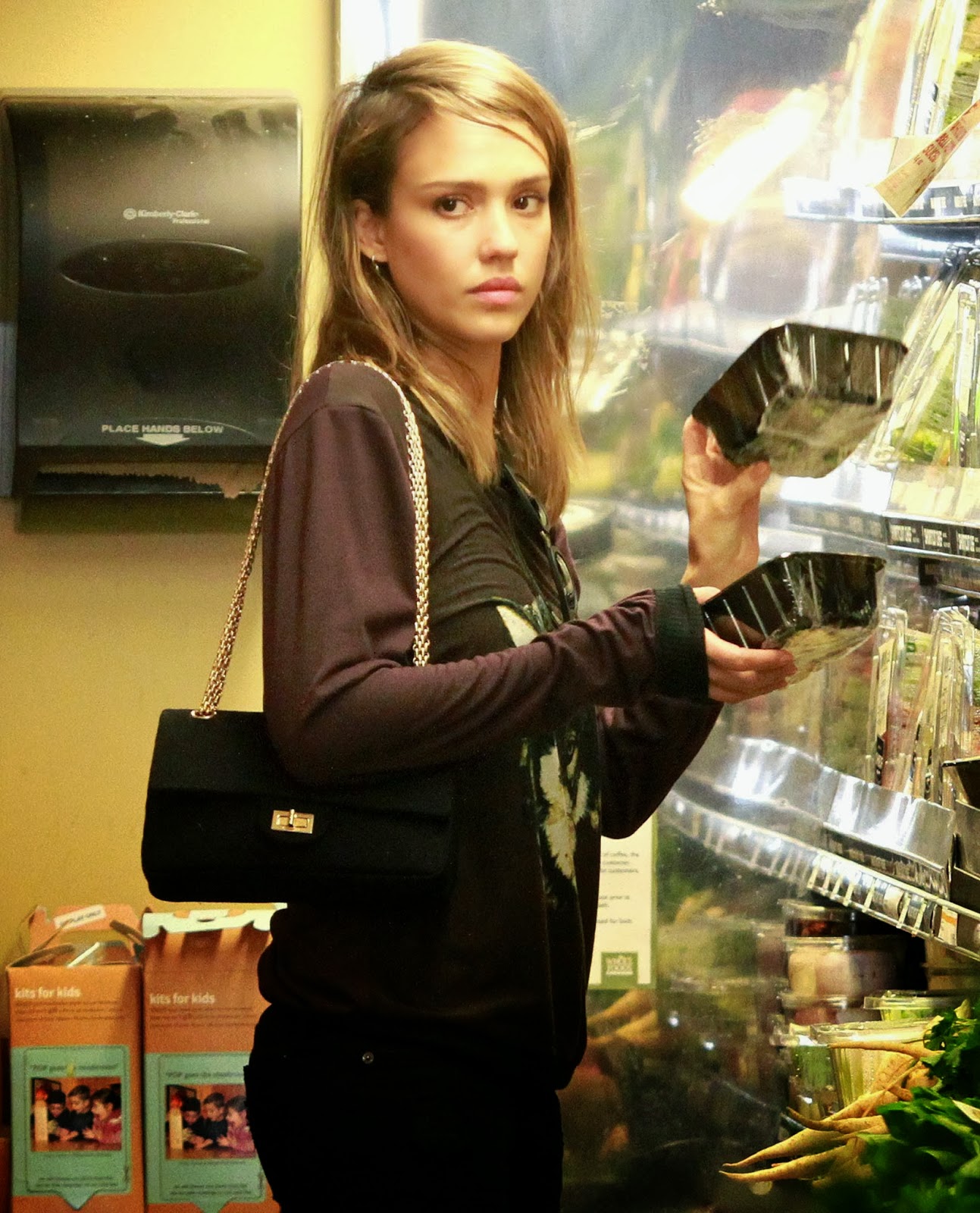 Jessica Alba Goes Grocery Shopping Paparazzi Pics