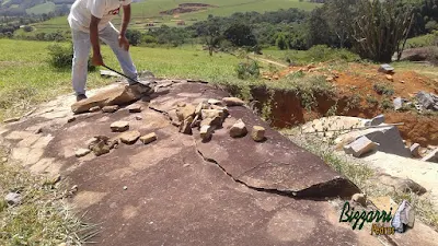 Bizzarri fazendo o que gosta, garimpando pedra na pedreira. Na foto procurando pedra para ponte de pedra, banco de pedra, pedras para paisagismo, escultura de pedra, etc. Essa pedra da foto é uma chapa de pedra com média 3,50 m de comprimento por 1,30 m de largura. Estou precisando dessa pedra para fazer uma ponte de pedra em um lago de carpas coloridas.