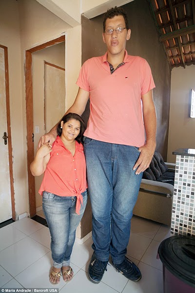 برازيلي طوله مترين يتزوج فتاة بنصف حجمه