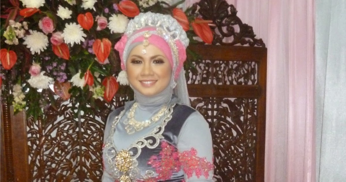 Paduan warna  silver  abu abu dan pink pada jilbab  pengantin