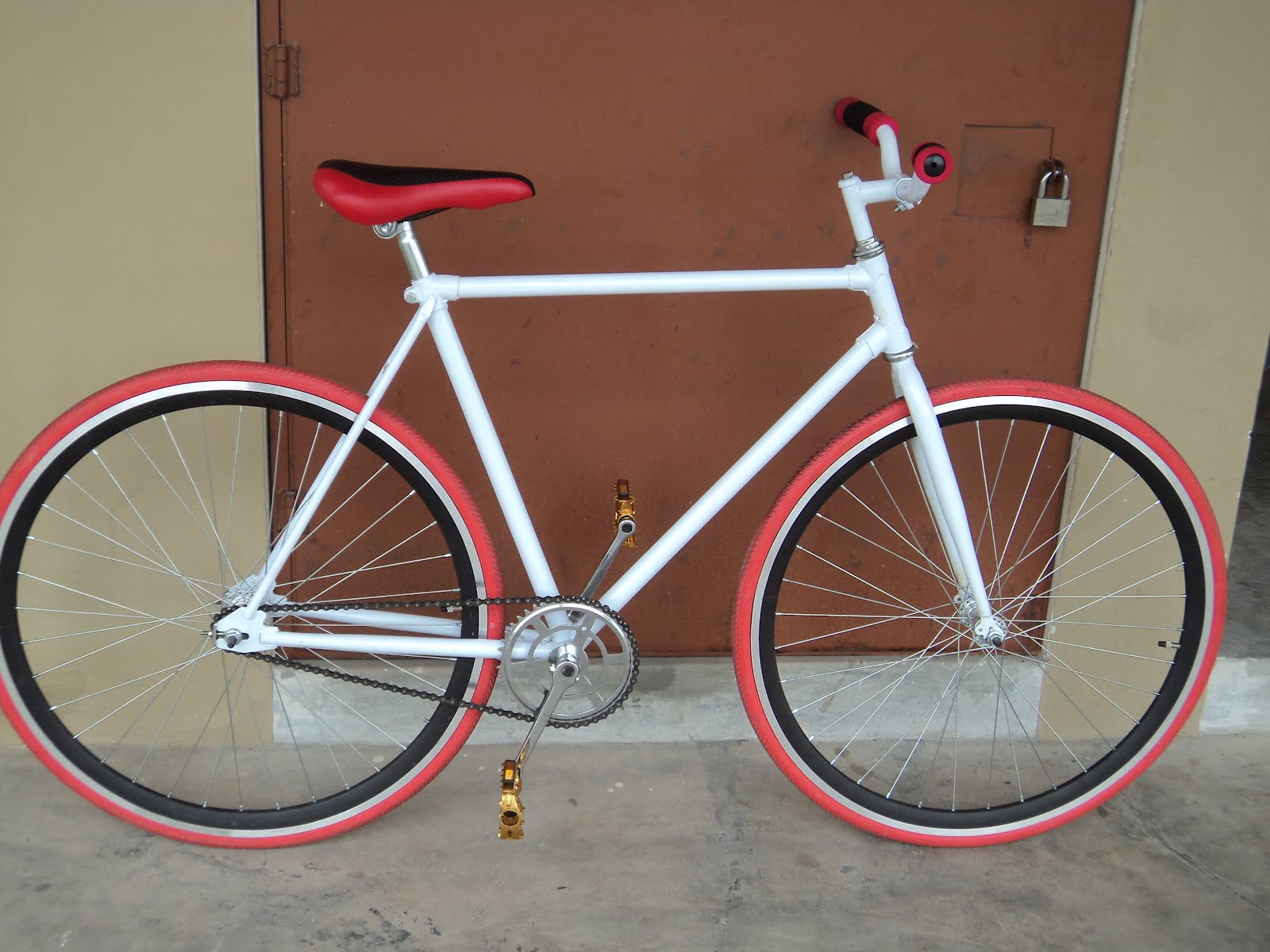 The Right Bike Store 700C Custom Made New Fixed Gear Bicycle / Fixie