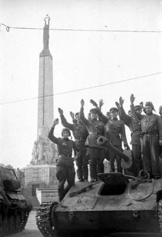 1944 год. Солдаты советской армии у памятника Свободы