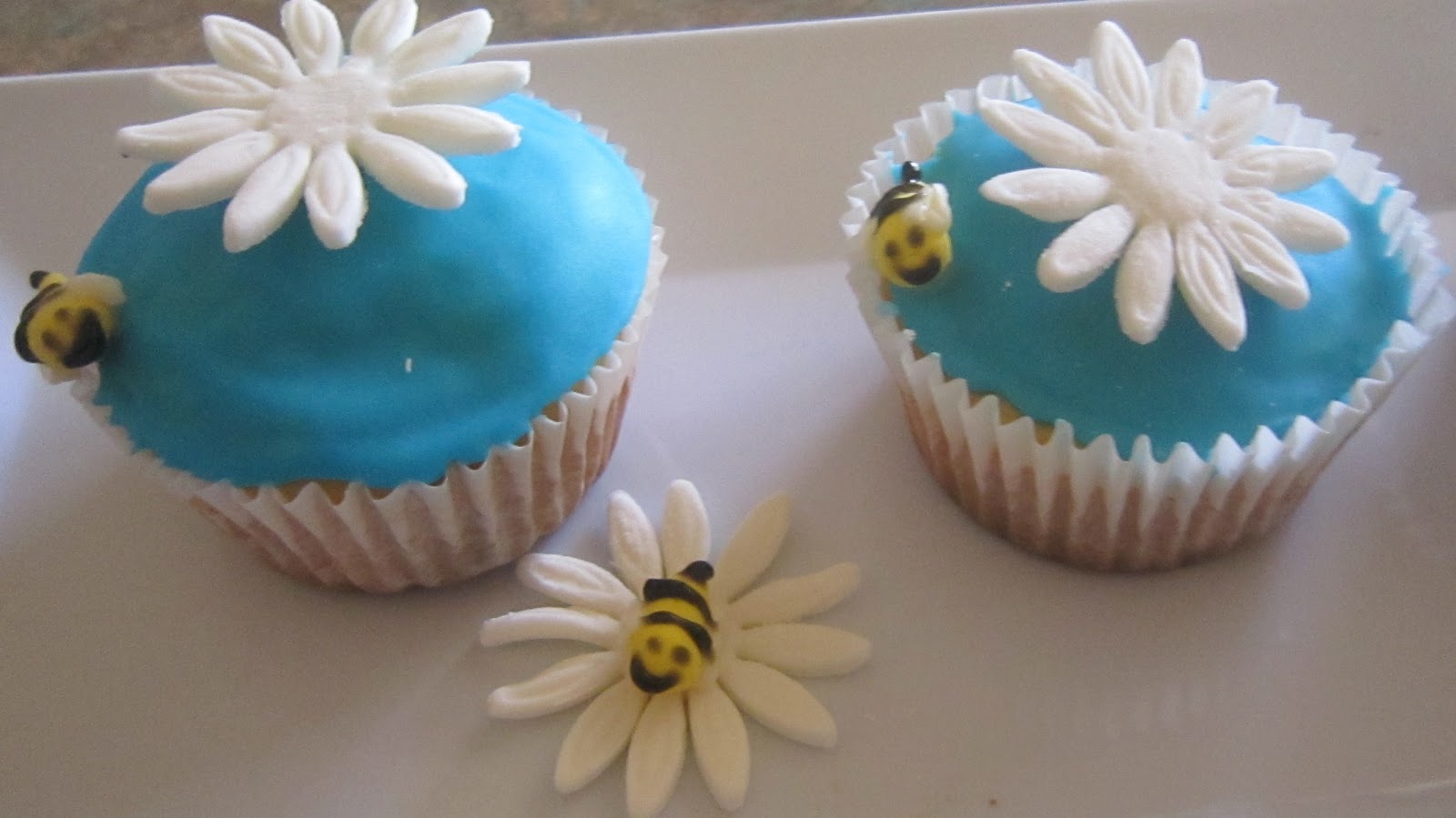 Virtual little craft cafe Marshmallow Fondant Flowers with bees