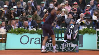 Djokovic lanza una raqueta en la final de Roland Garros 2012