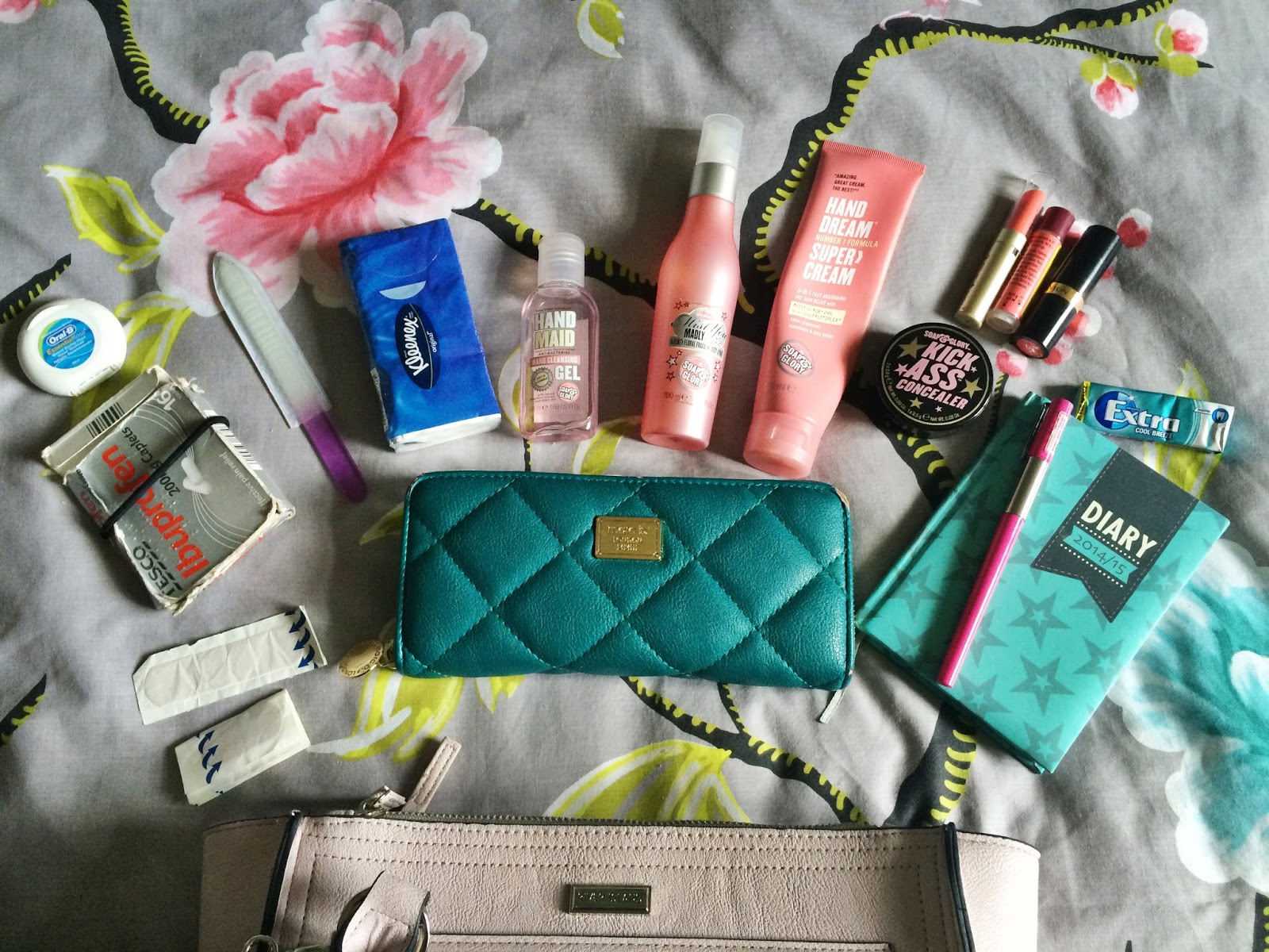 what essentials i keep in my handbag