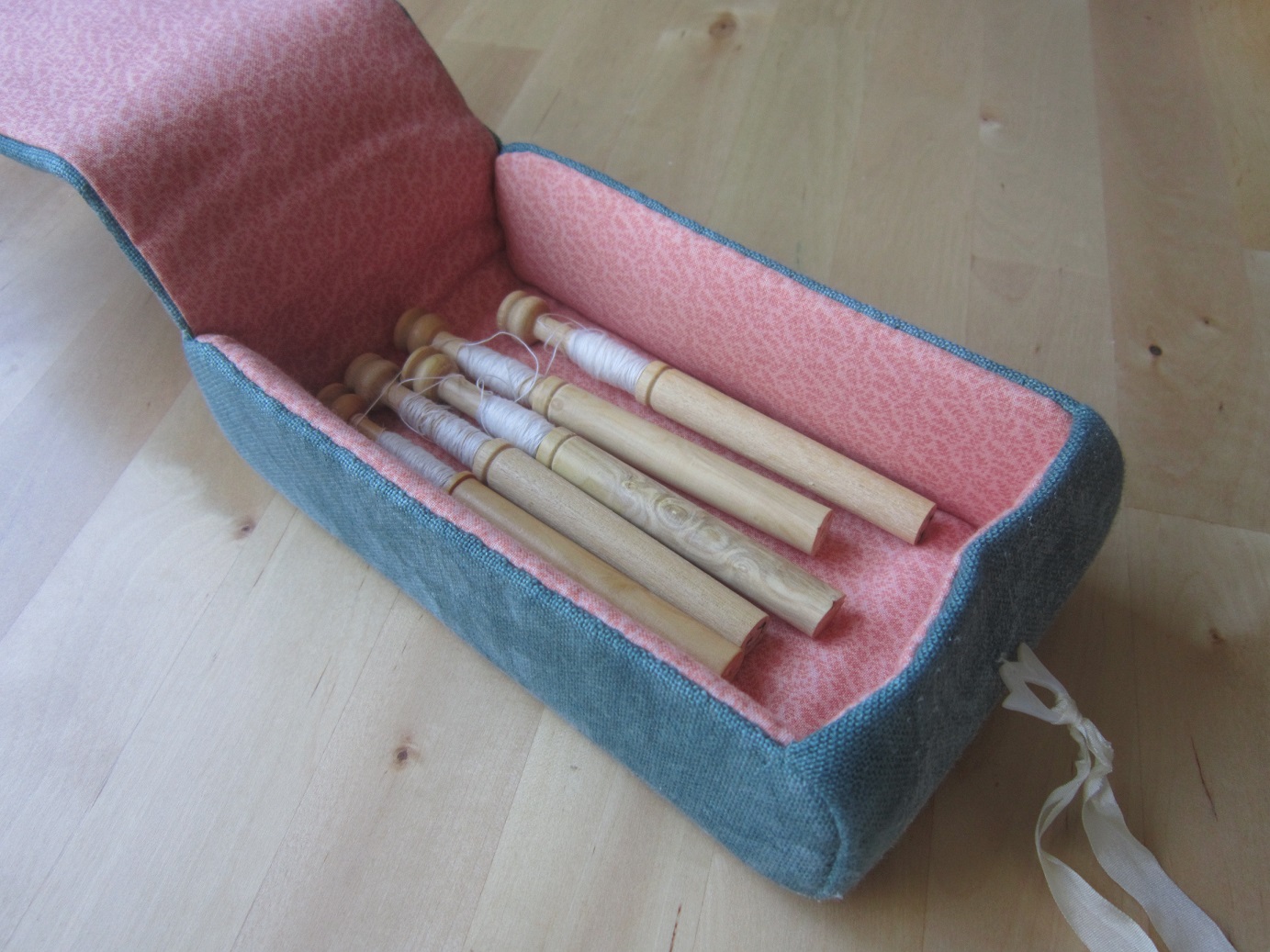 La caja en blanco English tapestry sewing box