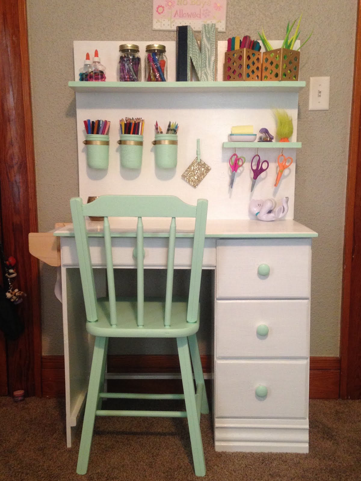 Susie Homemaker WannaBe DIY Art Desk