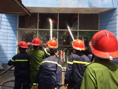 Chay kho hang tren duong Truong Chinh, nhieu tai san bi thieu rui - Anh 5