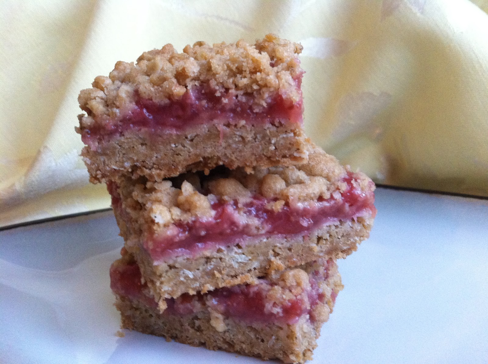 the-cookie-crumbles-strawberry-rhubarb-oat-bars