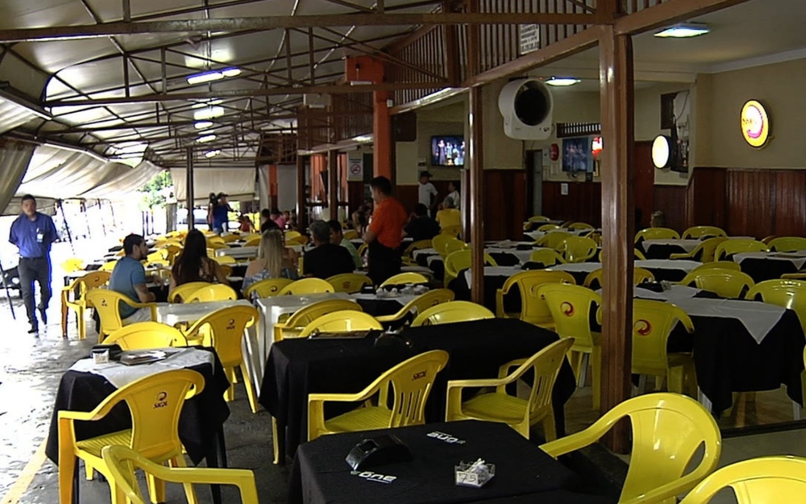Em Goiânia, casal foi hostilizado e ameaçado com faca por garçons em bar Em Goiânia, casal foi hostilizado e ameaçado com faca por garçons em bar