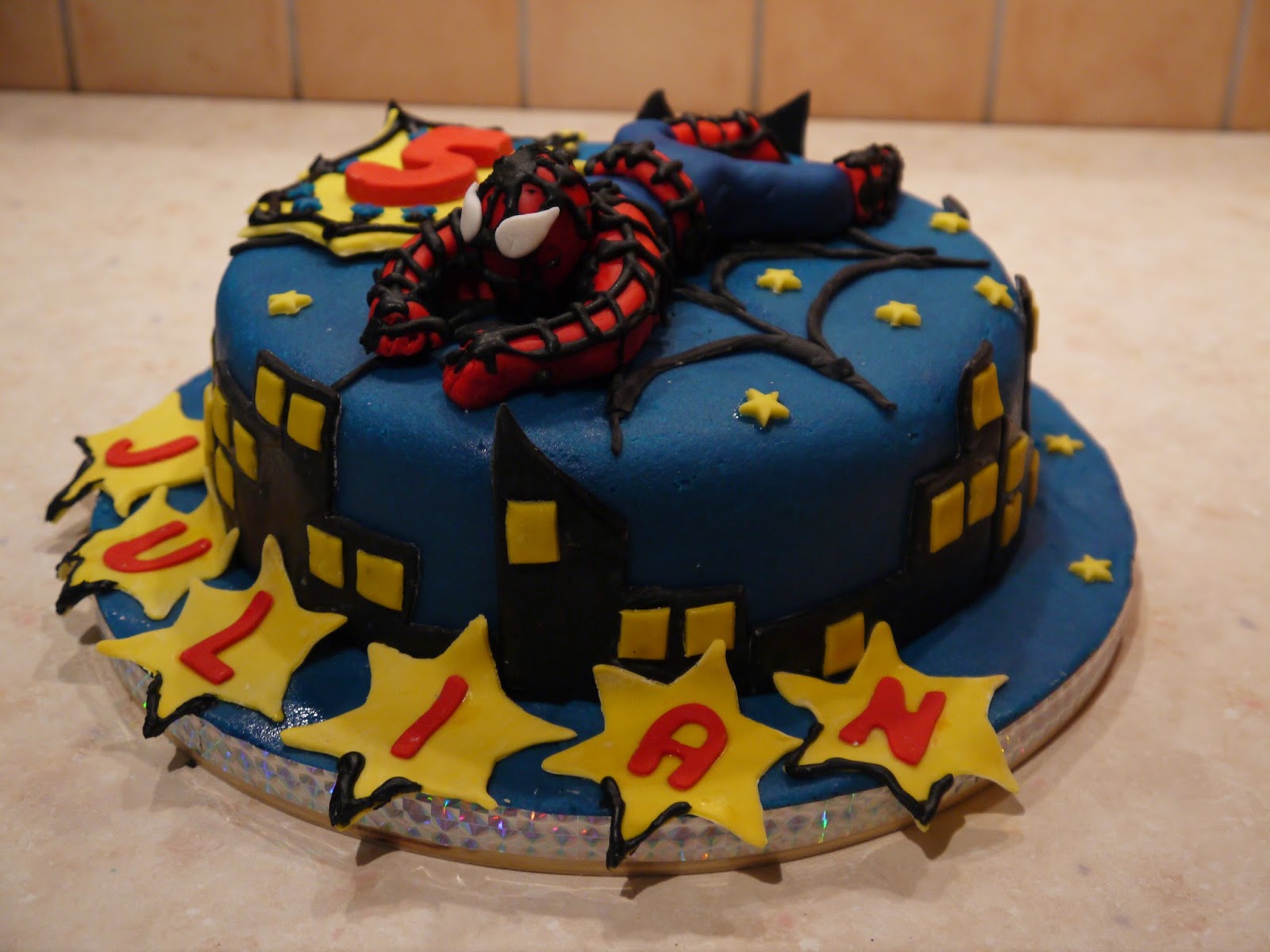 MsFunnyHome: Spiderman Torte: Schokotorte mit Schoko-Füllung