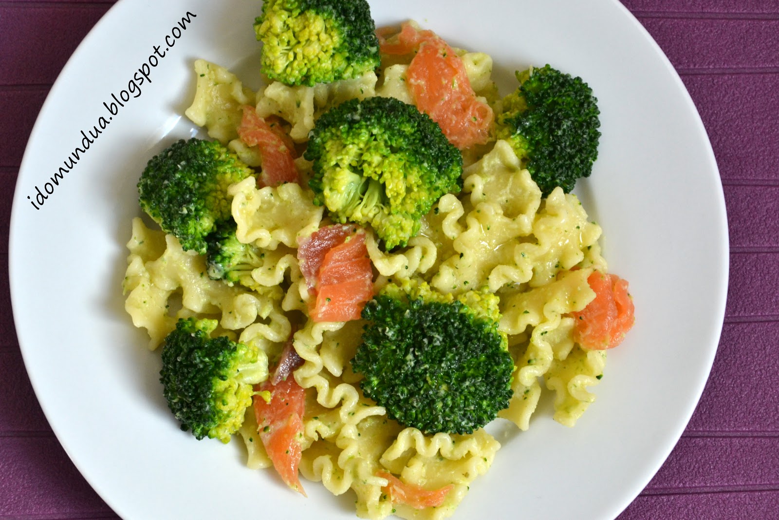 idomundua PASTA CON BRÓCOLI, SALMÓN Y WASABI