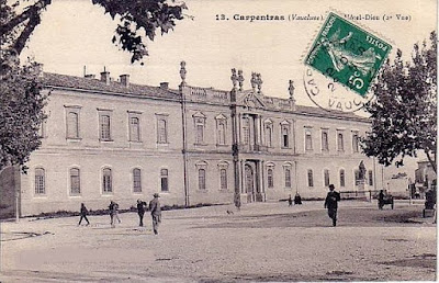 « Hôtel-Dieu Carpentrad début XXe s » par Unknown early 1900s — Scan old postcard. Sous licence Domaine public via Wikimedia Commons - http://commons.wikimedia.org/wiki/File:H%C3%B4tel-Dieu_Carpentrad_d%C3%A9but_XXe_s.jpg#/media/File:H%C3%B4tel-Dieu_Carpentrad_d%C3%A9but_XXe_s.jpg