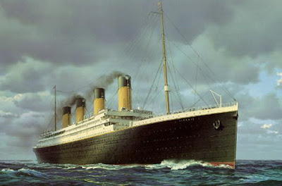 Sejarah Tenggelamnya Kapal Titanic Sejarah Tenggelamnya Kapal Titanic Tragedi 15 April 1912 merupakan peristiwa sebuah kapal penumpang super Britania Raya bernama Titanic yang tenggelam di Samudra Atlantik Utara pada tanggal 15 April 1912 setelah menabrak sebuah gunung es pada pelayaran perdananya dari Southampton, Inggris ke New York City. Tenggelamnya Titanic mengakibatkan kematian sebanyak 1.514 orang dalam salah satu bencana maritim masa damai paling mematikan sepanjang sejarah. Titanic merupakan kapal terbesar di dunia pada pelayaran perdananya. Satu dari tiga kapal samudra kelas Olympic dioperasikan oleh White Star Line. Kapal ini dibangun pada 1909 sampai 1911 oleh galangan kapal Harland and Wolff di Belfast. Kapal ini sanggup mengangkut 2.224 penumpang. Ketika kapal tersebut tenggelam ke dalam laut, kedua bagian tersebut menjunam dalam cara berlainan. Bahagian haluan yang runcing mendatar kira-kira 609 m (2,000 kaki) di bawah permukaan dan mendarat dengan agak perlahan. Bahagian buritan bagaimanapun tenggelam dengan laju ke dasar lautan; badan kapal terburai akibat penguncupan udara yang terperangkap dalam kapal. Bahagian buritan kapal menghentam dasar pada kelajuan tinggi, terbenam jauh ke dalam lumpur. Bangkai Titanic masih ada di dasar laut, perlahan hancur di kedalaman 12.415 kaki (3,784 m). Sejak ditemukan kembali pada