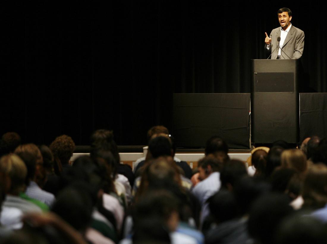 Выступает перед студентами. Студенты в масках в аудитории. Выступает перед студентами. Колумбийский университет студенты. Подросток оратор.