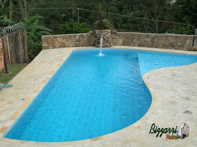 Construção de muro de pedra com pedra bruta com a construção da piscina de vinil, o piso do passeio da piscina com pedra caquinho de São Tomé em residência em Mairiporã-SP.